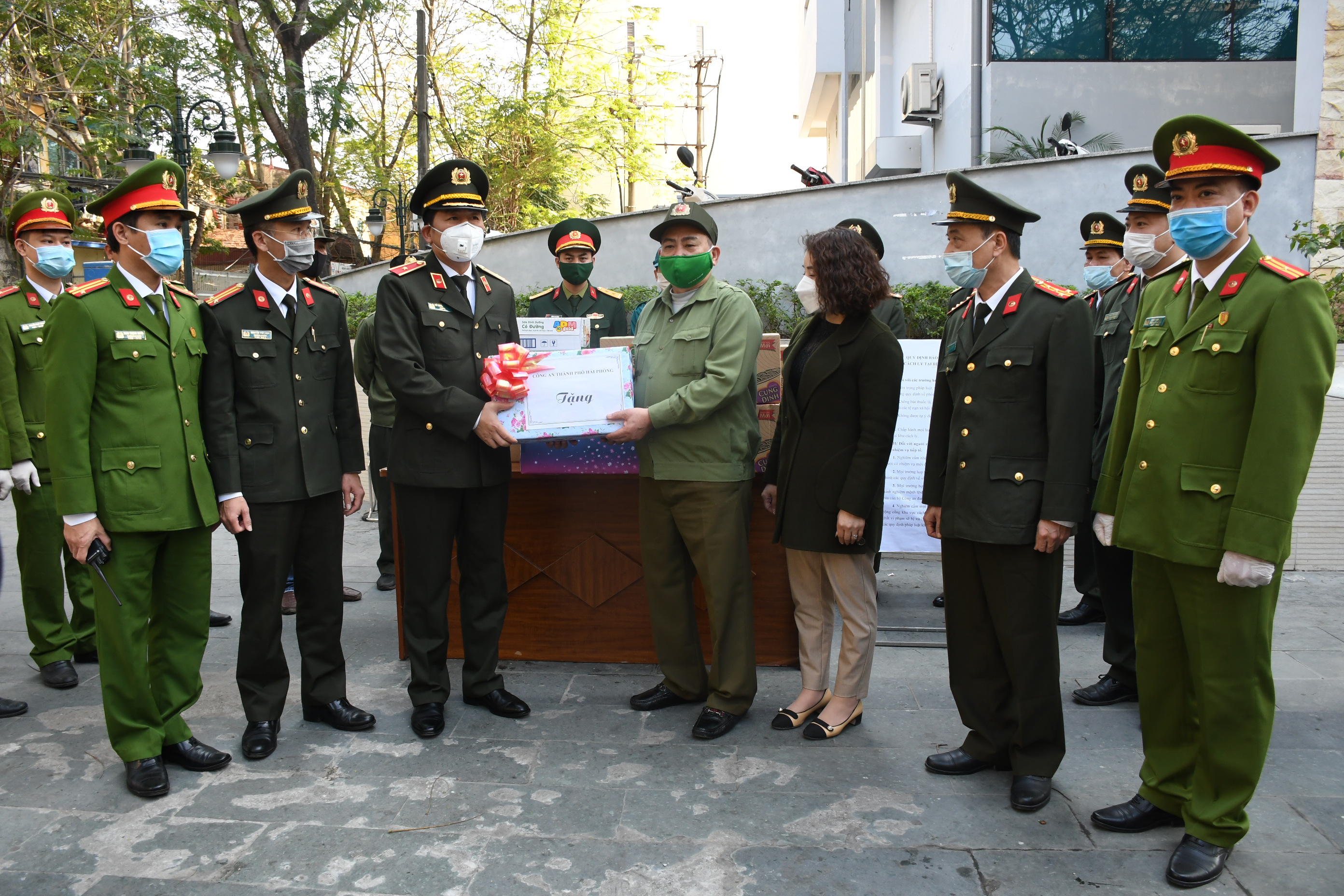 Ban Giám đốc CATP thăm, động viên lực lượng thực hiện nhiệm vụ tại 15 chốt kiểm soát dịch bệnh COVID-19